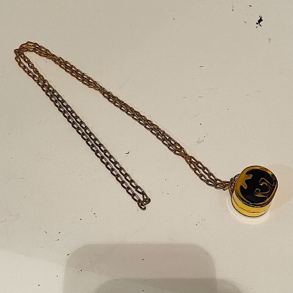 Authentic Vintage Gucci Rare Gold Plated GG Pillbox Pendant Necklace - Picture 1 of 8